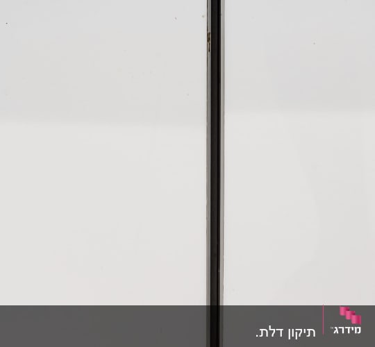 ארונות מטבח עם ידיות מתכת
